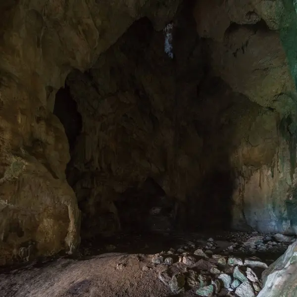 Voidokilia Sahili yakınlarındaki Nestor mağarasına giriş ve Gialova Gölü, Messenia, Moreloponnese, Yunanistan