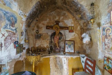 Eski bir ortodoks kilisesinin içinde yolun dışında, Stavropegial, Messinia, Moreloponnese, Yunanistan