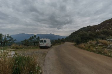 Kamp Minibüsü, Yunanistan 'ın kırsal kesimindeki küçük kır yolunun yanı sıra, Stavropegial, Messinia, Moreloponese, Yunanistan