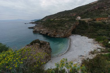 Bahar zamanı Turkuaz renkli suları olan Kardamyli köyü yakınlarındaki ünlü kayalık plaj Foneas, Messinia, Moreloponnese, Yunanistan