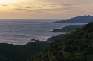 Günbatımında Mani yarımadasının pitoresk Akdeniz kıyısında manzara, Moreloponnese, Yunanistan