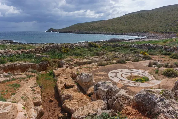 Cape Matapan veya Tainaron, Mani, Moreloponnese, Yunanistan 'daki antik Roma hamamlarının yıkıntıları arasında eski mozaik