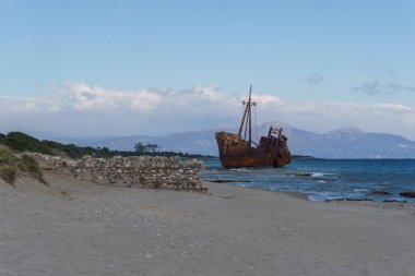 Yunanistan Valtaki, Moreloponese sahilinde terk edilmiş Dimitrios gemi enkazı