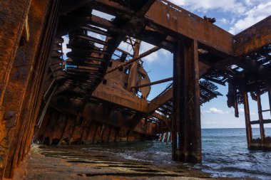 Yunanistan 'ın Valtaki, Moreloponnese plajında terk edilmiş Dimitrios gemi enkazının görüntüsü