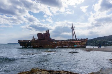Yunanistan Valtaki, Moreloponese sahilinde terk edilmiş Dimitrios gemi enkazı