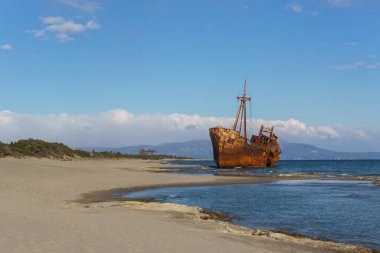 Yunanistan Valtaki, Moreloponese sahilinde terk edilmiş Dimitrios gemi enkazı