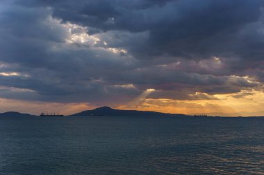 Napoli 'de atmosferik karanlık gün batımı. Gökyüzünde, Napoli' de, Laconia 'da, Mora' da, Yunanistan 'da güneş ışınları parlıyor.
