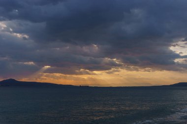 Napoli 'de atmosferik karanlık gün batımı. Gökyüzünde, Napoli' de, Laconia 'da, Mora' da, Yunanistan 'da güneş ışınları parlıyor.