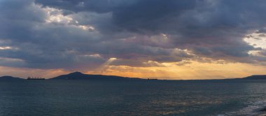 Napoli 'de atmosferik karanlık günbatımı manzarası. Gökyüzünde, Napoli' de, Laconia 'da, Mora' da, Yunanistan 'da güneş ışınları parlıyor.