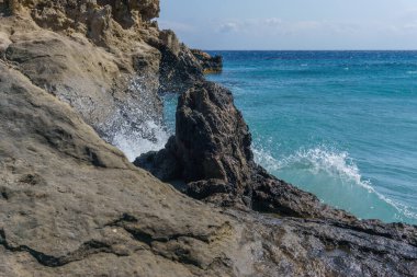 Agios Nikolaos Geopark 'ın güzel manzarası güneşli bir bahar gününde Akdeniz kıyısında taşlaşmış bir orman, Laconia, Peloponnese, Yunanistan