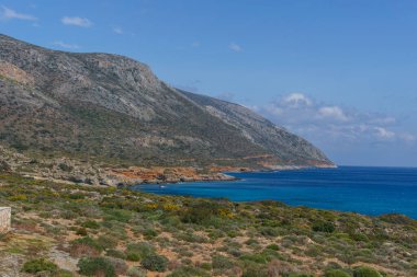 Agios Nikolaos Geopark 'ın güzel manzarası güneşli bir bahar gününde Akdeniz kıyısında taşlaşmış bir orman, Laconia, Peloponnese, Yunanistan