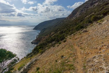 Cape Maleas, Laconia, Moreloponnese, Yunanistan 'daki Akdeniz kıyılarının güzel manzarasında yürüyüş yolu