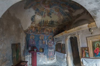 Akdeniz kıyısındaki Cape Maleas 'taki Aziz Irene Manastırı yakınlarındaki Agios Georgios antik ortodoks şapelinin içinde, Laconia, Moreloponnese, Yunanistan