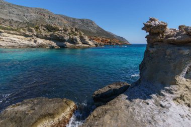 Akdeniz kıyısındaki Geopark Nikolaos Petrified Forest, Laconia, Moreloponnese, Yunanistan 'daki taşlaşmış ağaç gövdesine sahip güzel bir manzara.