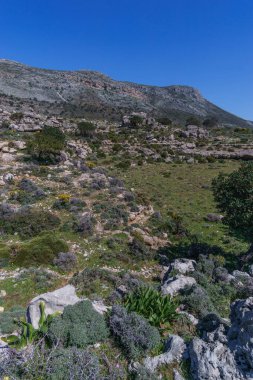 Agios Nikolaos Geopark 'ın güneşli bir bahar gününde Akdeniz kıyısındaki güzel manzarası, Laconia, Moreloponese, Yunanistan