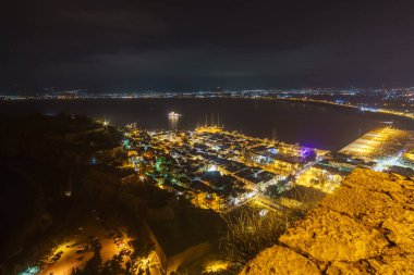 Yunanistan 'ın Palamidi Kalesi, Argolis, Moreloponnese kentindeki devasa merdivenden Nafplio eski şehir ve körfezine bakın..