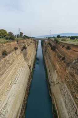 Ege Saronik Körfezi ile İyon Denizi Körfezi, Korint, Korint, Corinth, Corinthia, Peloponnese, Yunanistan 'ı birbirine bağlayan Korint Kanalı' nın üst görüntüsü