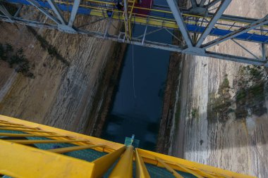 Corinth Corinth, Corinthia, Moreloponnese, Yunanistan 'daki büyük köprüden bungee jumping