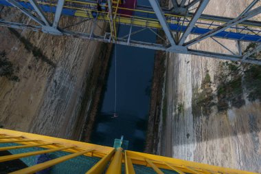 Corinth Corinth, Corinthia, Moreloponnese, Yunanistan 'daki büyük köprüden bungee jumping