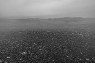 Huzurlu bir sabah, Corinthia, Moreloponese, Yunanistan 'da sakin bir suyla Corinthian Körfezi' nde rüya gibi bir sis.