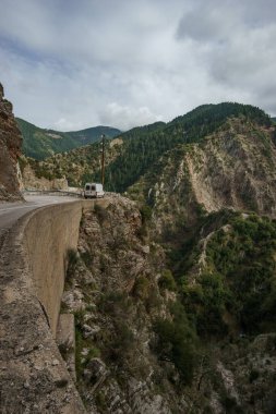 Evrytania dağlarındaki güzel manzaralı bir uçurumda duran karavan Proussos Manastırı, Yunanistan, Orta Yunanistan