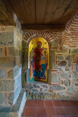 Meteora, Kalambaka, Teselya, Yunanistan 'daki Kutsal Üçlü Manastırı' nın güzel duvar resimleri.