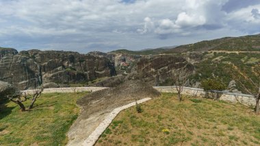 Roussanou, Varlaam ve Great Meteoron Manastırı 'nın kayaların tepesinde, Kalambaka, Thessaly, Yunanistan' da inşa ettiği kayalık Meteora manzarasına bakın
