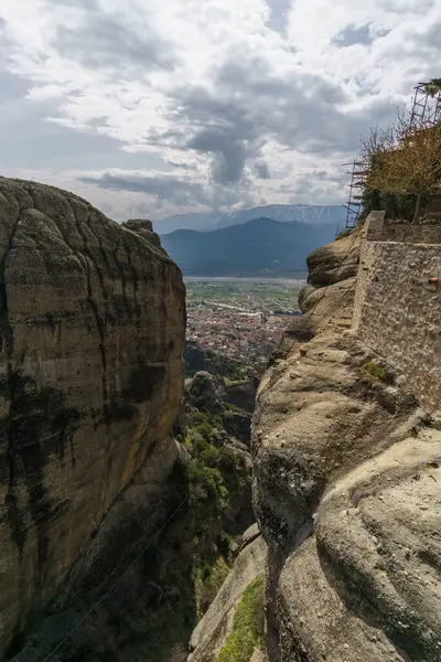 Meteora 'nın ünlü kaya oluşumlarından şehrin yüksek açılı görüntüsü Kutsal Üçlü Manastırı' ndan vadiye, Kalambaka, Teselya, Yunanistan 'a kadar.