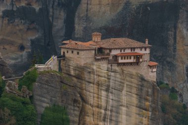 Roussanou Manastırı 'nın kayaların tepesinde, Kalambaka, Thessaly, Yunanistan' ın ünlü Meteora kaya oluşumlarının ayrıntılı görüntüsü