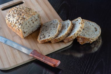  Farklı ekmek türleri dilimlere bölünmüş.