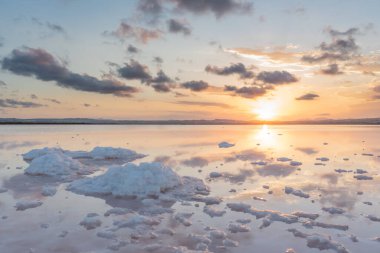 Torrevieja 'nın kuru tuz düzlüğünde gün batımı