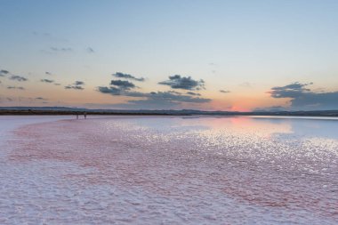 Torrevieja 'nın kuru tuz düzlüğünde gün batımı