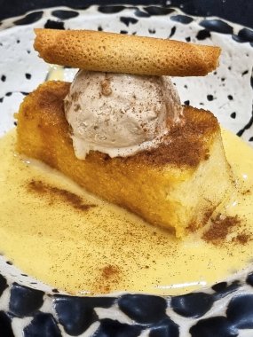 Soslu ve bisküvili vanilyalı dondurma.