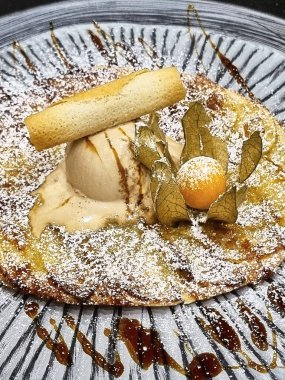 Soslu ve bisküvili vanilyalı dondurma.