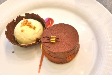 Koyu çikolatalı dondurmalı reçelli pasta.