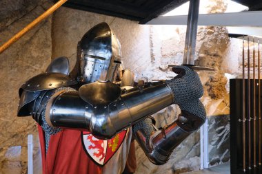 Almansa kalesinin girişindeki ortaçağ heykelleri. Orta Çağ 'ın kostümleri ve silahları