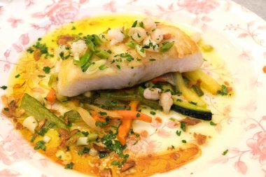 Fırında sebze soslu balık.