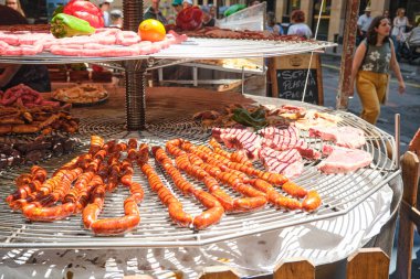 Alicante şenlikleri sırasında sokakta sosis barbeküsü yapılıyor.