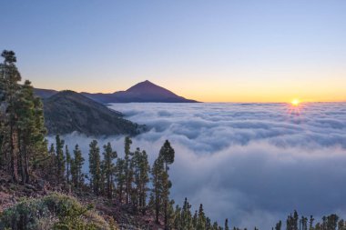 Tenerife 'deki Teide Dağı' nda Bulutlar Denizi üzerinde gün doğumu