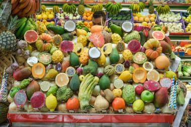 Market Stall 'daki Egzotik Meyvelerin Renkli Gösterimi