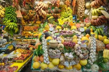Market Stall 'daki Egzotik Meyvelerin Renkli Gösterimi