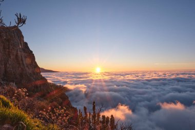 Tenerife 'deki Teide Dağı' nda Bulutlar Denizi üzerinde gün doğumu