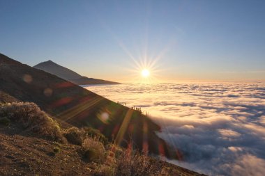 Tenerife 'deki Teide Dağı' nda Bulutlar Denizi üzerinde gün doğumu