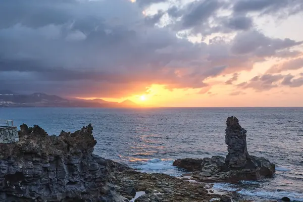 Atlantik Okyanusu üzerinde gün batımı Las Canteras Sahili, Büyük Kanarya