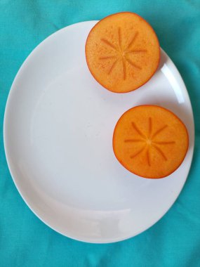 Beyaz bir tabakta taze hurma dilimleri.