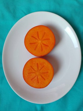 beyaz tabakta taze portakal dilimleri