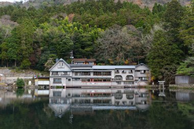 Yufuin, Japonya - 9 Aralık 2022 Kış Kinrin Gölü ve Mou