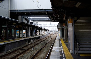 Fukuoka, Japonya - 5 Aralık 2022 Yanagawa tren istasyonunun platformu 