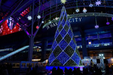 Fukuoka, Japonya - 5 Aralık 2022: Hakata Noel Pazarı 'nda Büyük bir Noel ağacı