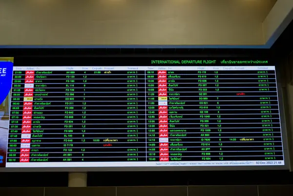 Bangkok, Tayland - 3 Aralık 2022: Don Mueang Uluslararası Havaalanı 'ndaki uçuş bilgi ekran sistemi